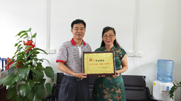 林宇为小说狂人
法学系教工党支部授牌.JPG